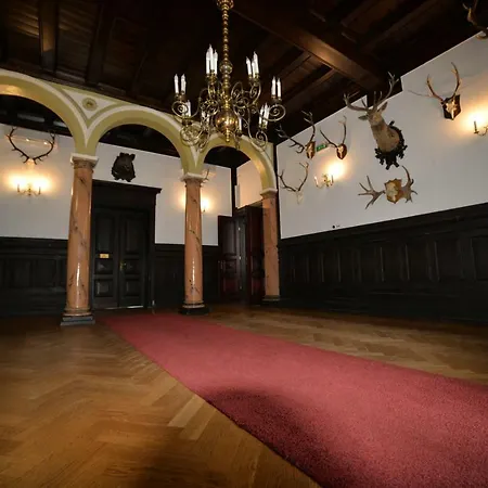 Palac W Porazynie Värdshus *